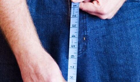 L'uomo misura la lunghezza del pene