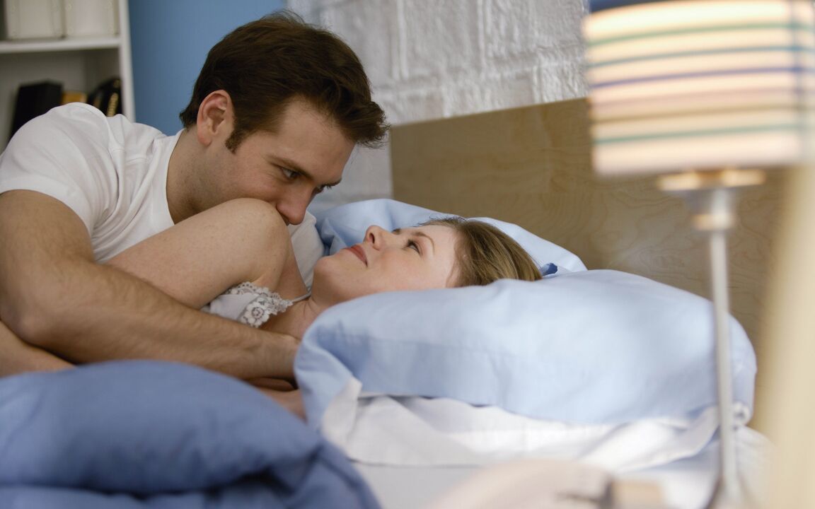 donna a letto con un uomo con un ingrandimento del pene