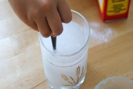 Soda sciolta in un bicchiere
